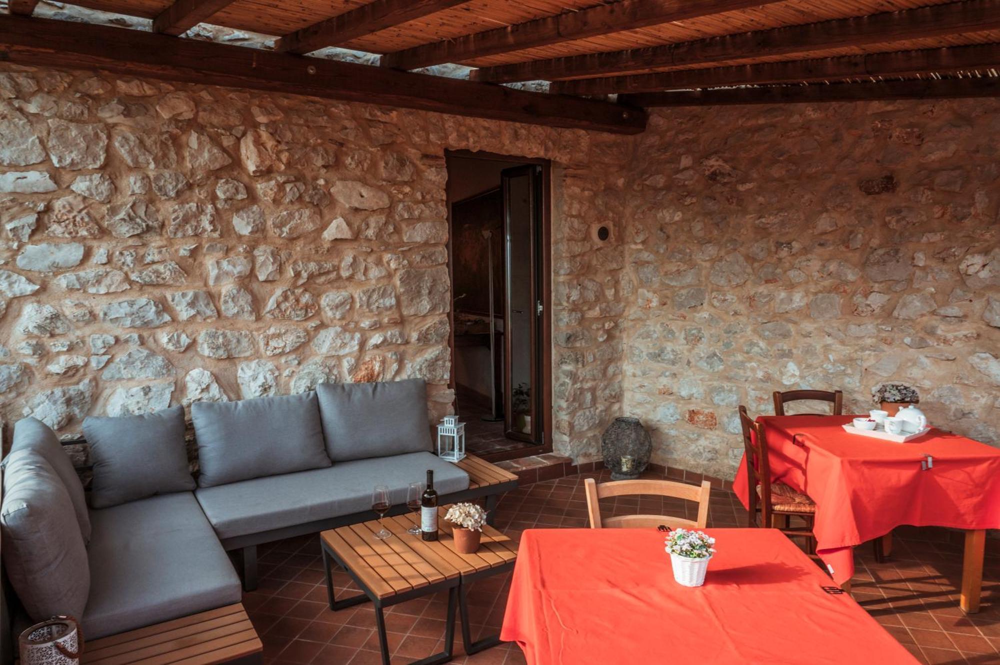 Locanda Persei Prossedi Exteriér fotografie